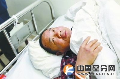 伤者熊师傅躺在病床上讲述事情经过