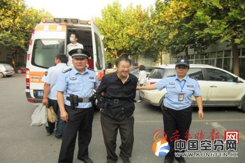 民警和医护人员将发病男子送到济南市精神卫生康复中心就医治疗