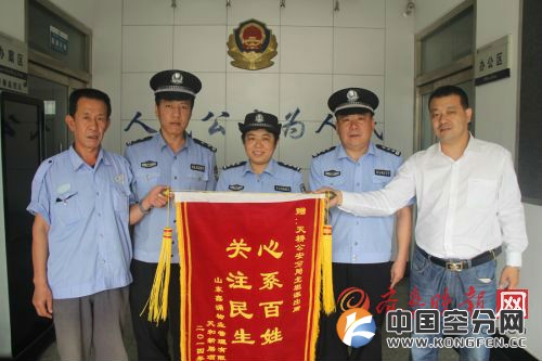 小区物业人员向天桥警方赠送锦旗表示感谢