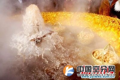 宝应地下“钻”出93℃地热水，有人现场用温泉水“煮”鸡蛋。（资料图片）