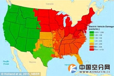 一项研究显示，相比燃气汽车(左图)，电动汽车对污染造成的影响更糟。研究人员分析了整个美国的车辆废气排放，然后将燃气汽车和电动汽车对环境造成的最大伤害绘制成图。在有些地区，例如右图红色区域，相比加油站，给电动汽车充电一晚上对环境造成的伤害更大。