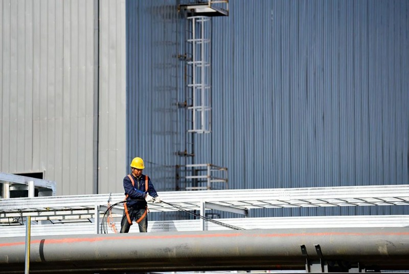 5月17日，建设者在内蒙古雅海能源开发有限公司60万吨液化天然气项目工地铺设电缆。